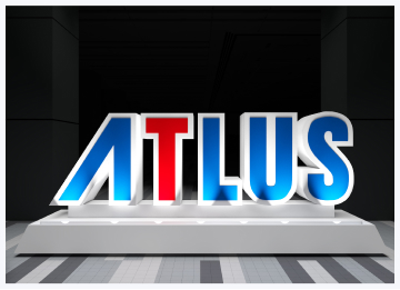 会場入口に特大「アトラスロゴ」登場！